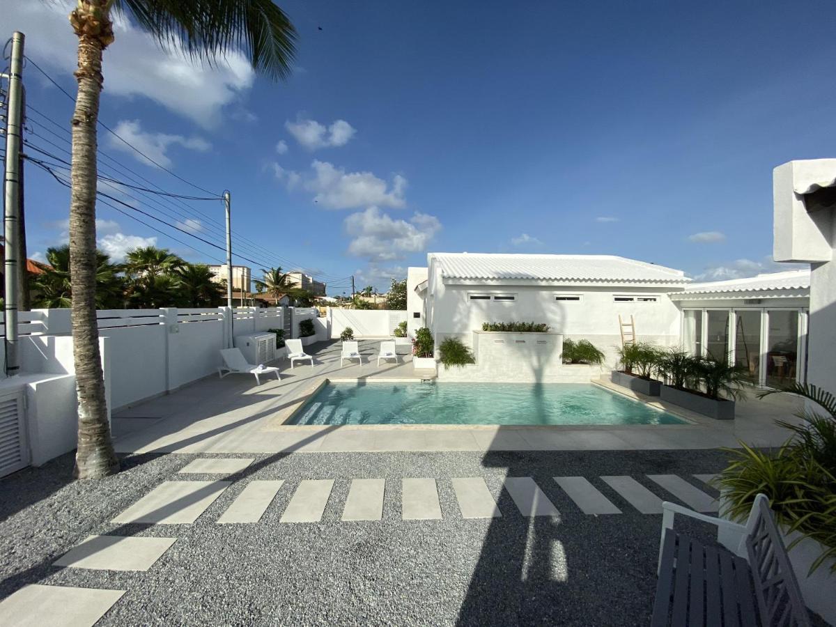 Movida Inn Aruba Palm Beach Exterior photo