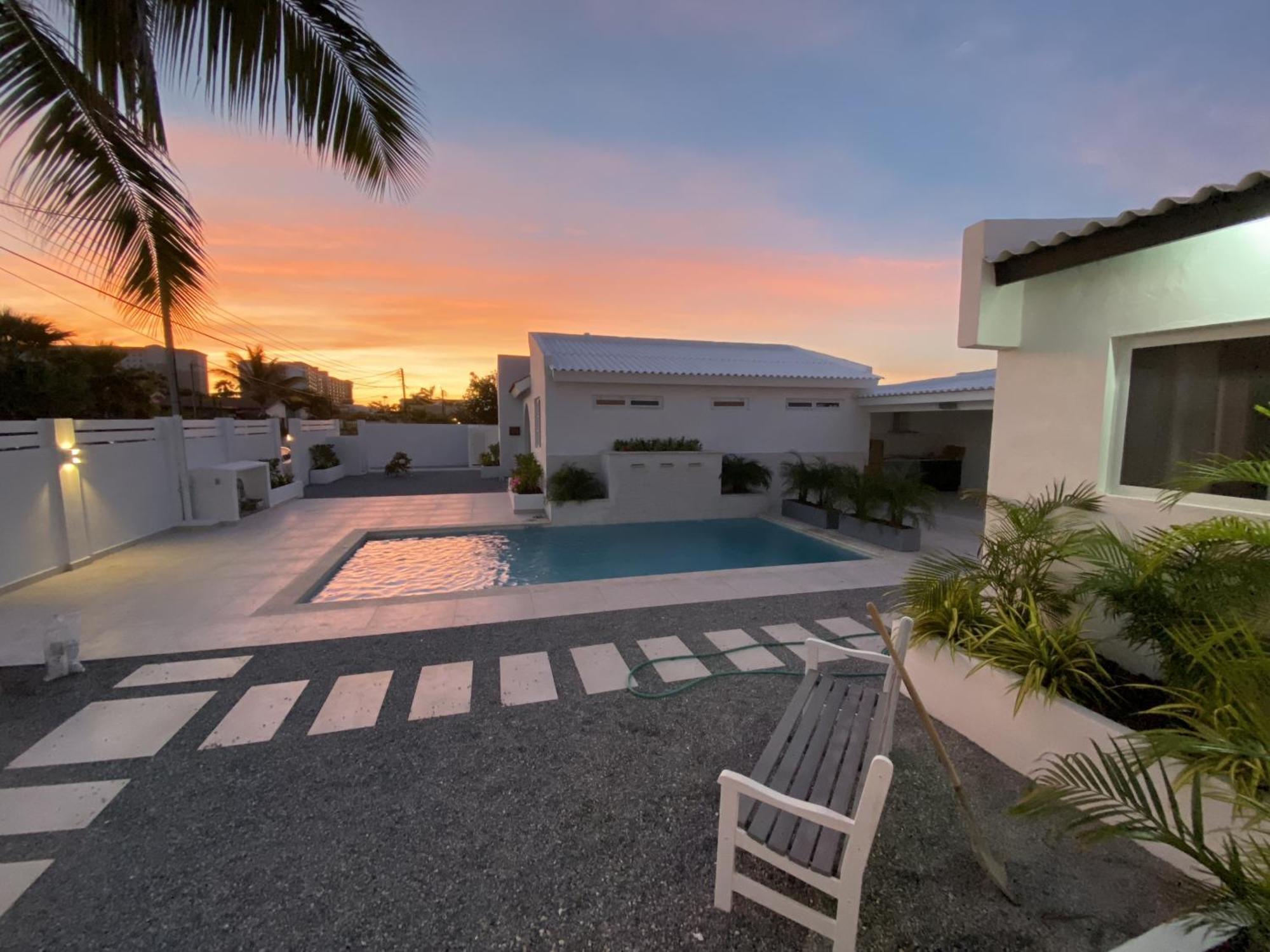 Movida Inn Aruba Palm Beach Exterior photo