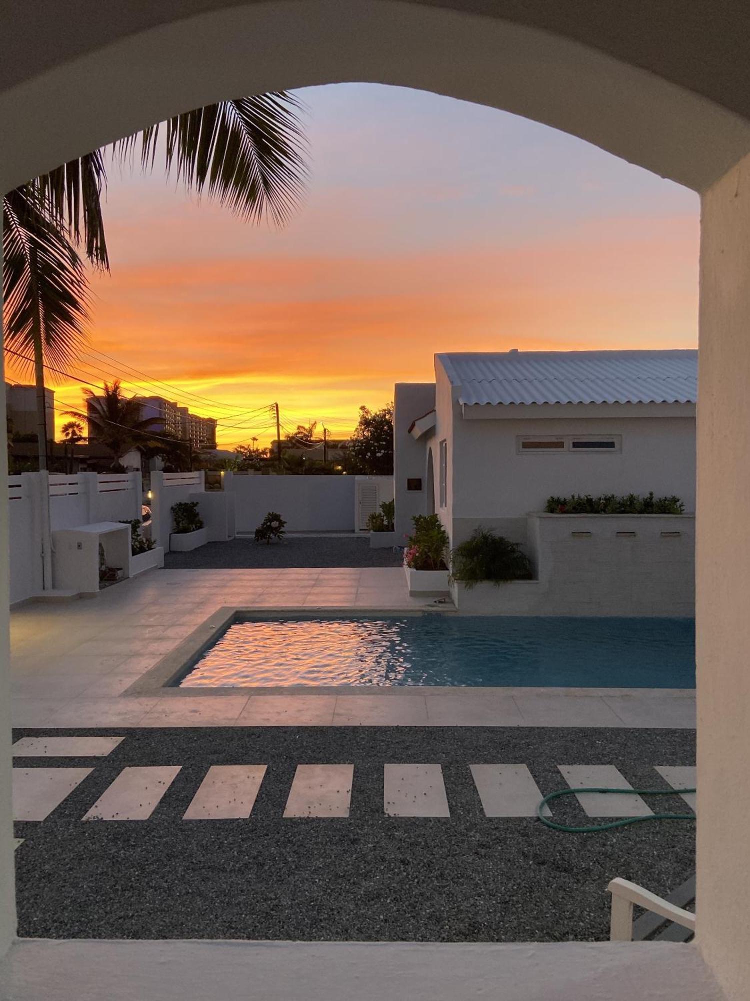 Movida Inn Aruba Palm Beach Exterior photo